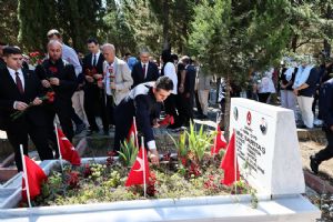 link Silivri'de şehitler kabirleri başında dualarla anıldı