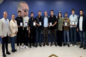 link Silivri AK Parti'den zor günlerde taşın altına elini koyanlara plaket