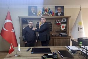 link Silivri İYİ Parti İlçe Başkanı Mert Erişken, Müjdat Uzunoğlu'na rozet taktı