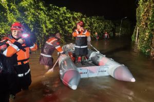 Silivri Arama Kurtarma ekibinden 240 kişinin tahliyesine destek