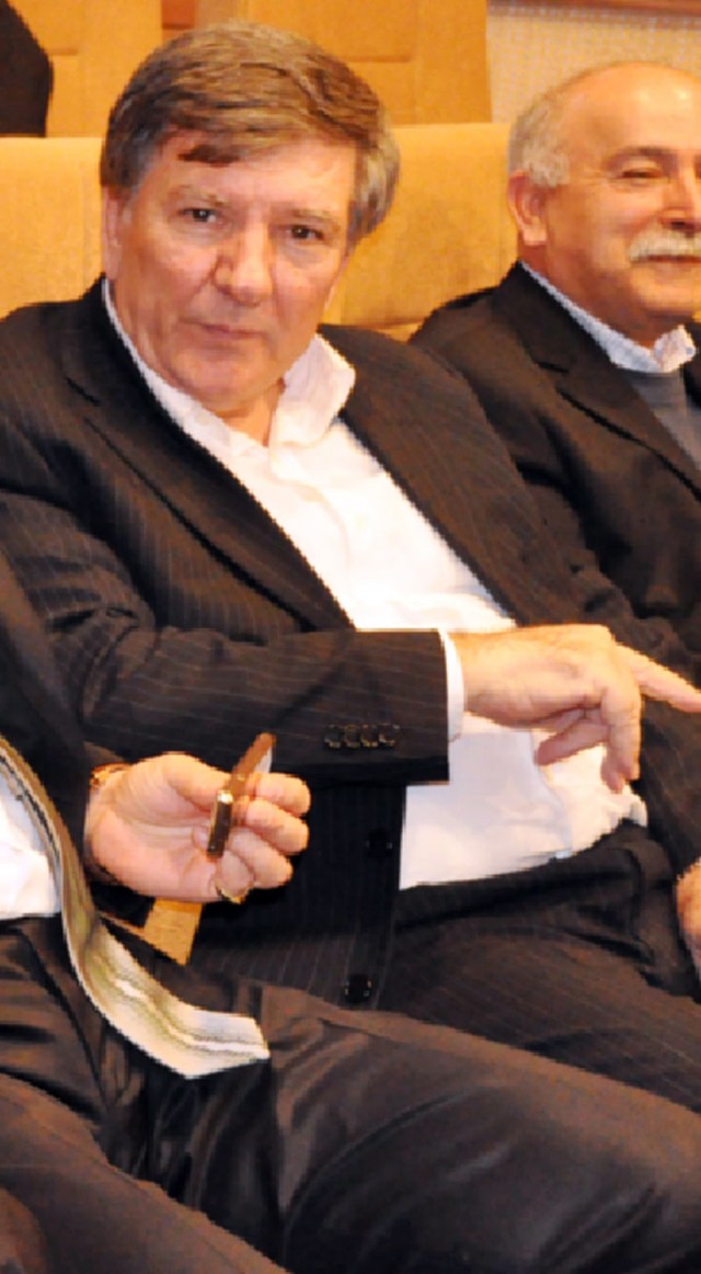 Davaları engel mi?