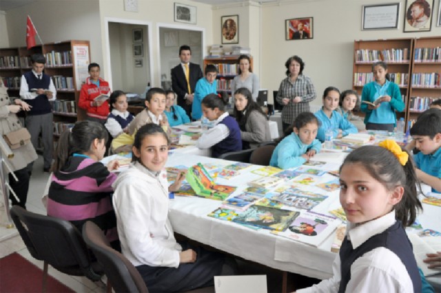 Öğrenciler kütüphanede
