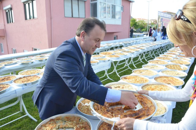 SİLİVRİ’DE DOSTLUKLAR AÇILAN BÖREKLERLE PEKİŞTİ