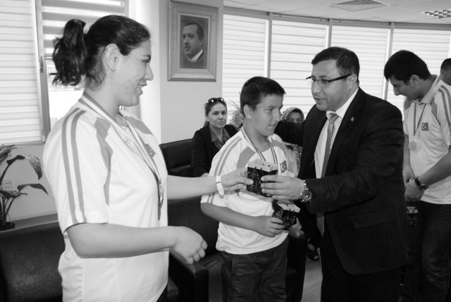 Karakaş, özel şampiyonları ödüllendirdi