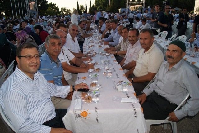 Ak Parti’den anlamlı iftar