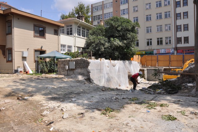 Tiyatro salonu çalışmaları hızla sürüyor