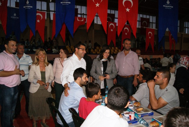 İBB, 1 gecede 2 iftar düzenledi