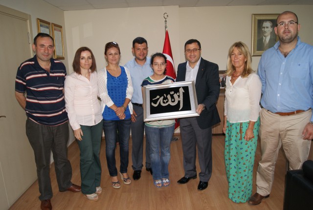 İSÖM, Karakaş'a tablo hediye etti