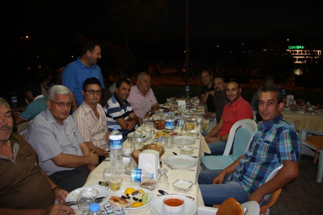 Cemil Kenar sevenlerine iftar verdi