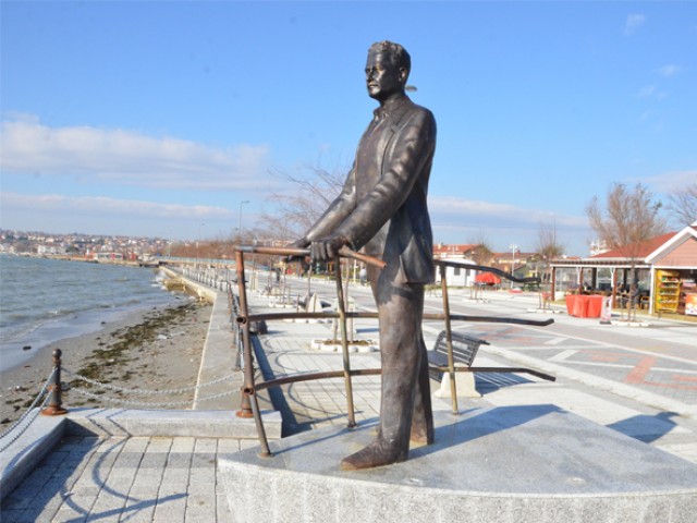 Nazım Heykeli’ne saldırı!