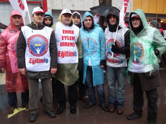 Meslek onurları için MEB’e yürüdüler