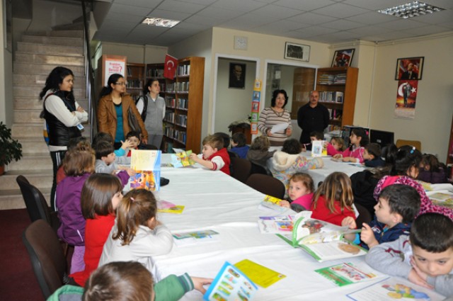 Erguvanlı miniklerin kütüphane ziyareti