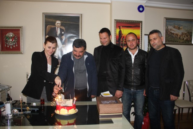 MHP, Hürhaber’in yeni yaşını pasta ile kutladı