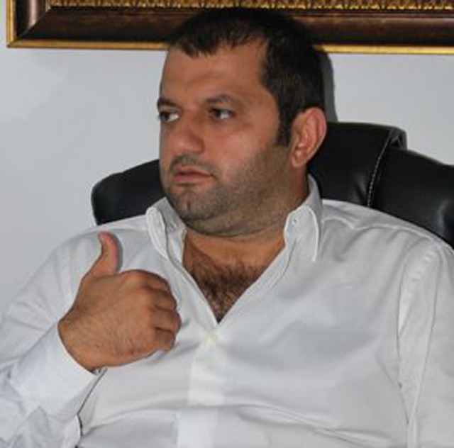 Saral istifa etti