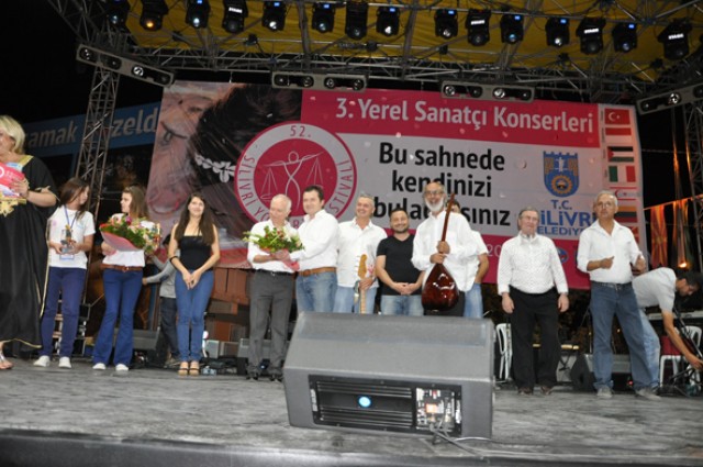 Yerel sanatçıların sahne şovu sürüyor