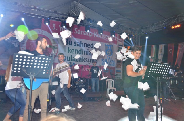Dans ve müzik söleni sürüyor