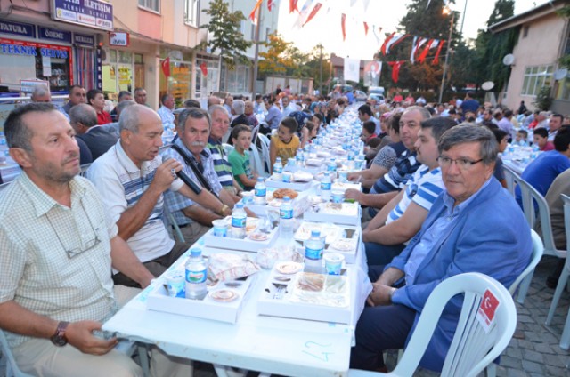 Sofralar yeryüzüne eller göğe açıldı