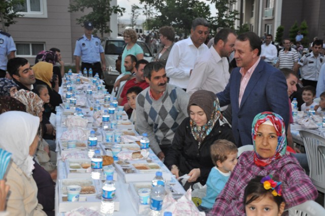 Işıklar: Ancak ay-yıldıza ezan sesine teslim oluruz