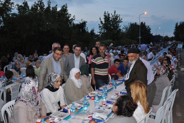 Oruçlar hizmet sözleriyle açıldı