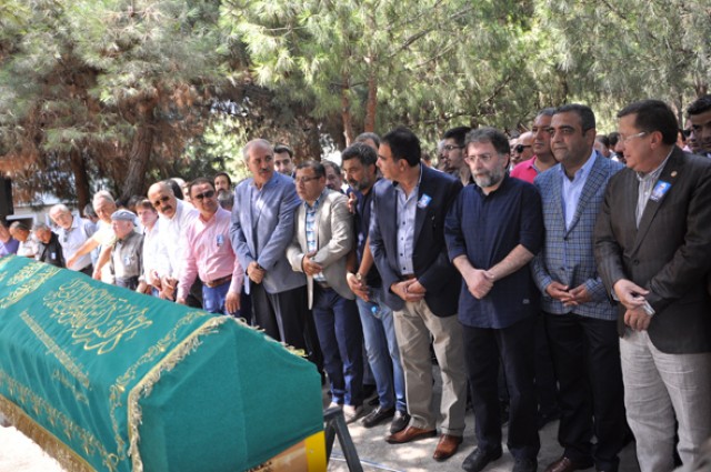 Ünlü gazetecinin baba acısı