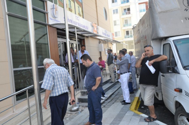 Vatandaşlar yeni binaya gidiyor...