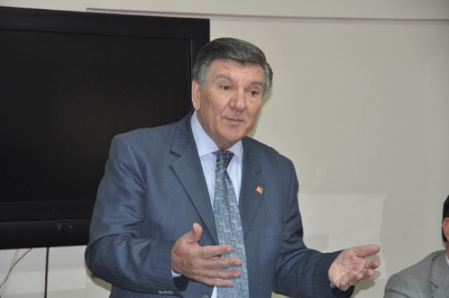 “Dine saldırı yok, Cumhuriyet kazanımları koruma gayreti var”