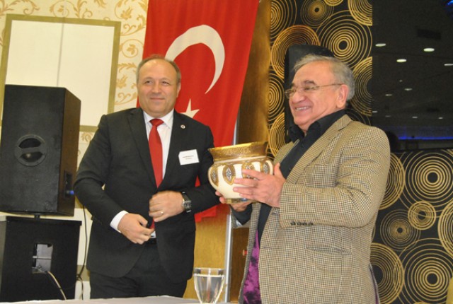 “Demokrasi yok, parakrasi var”