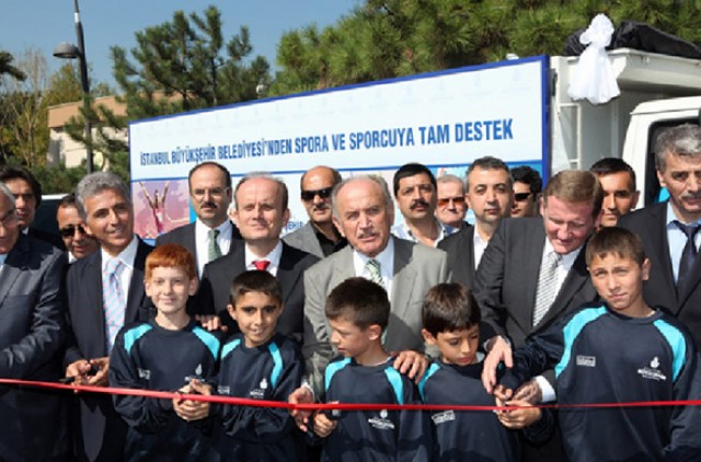 İBB’nin malzemelerini Başbakan dağıtacak