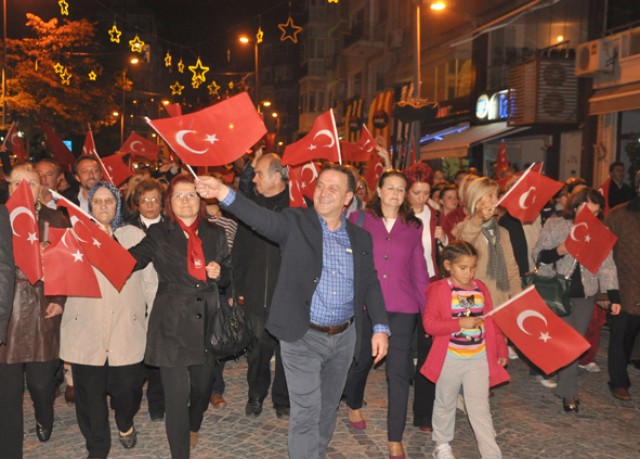 “Ey, büyük Atatürk, ne senden vazgeçeriz, ne eserinden!”