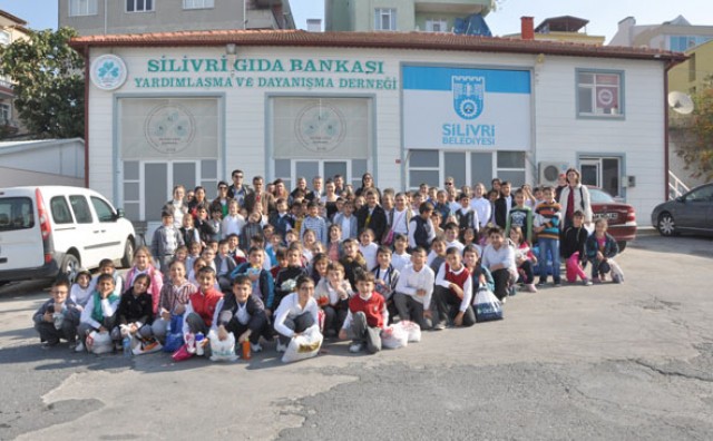 Çoğal miniklerinden anlamlı yardım