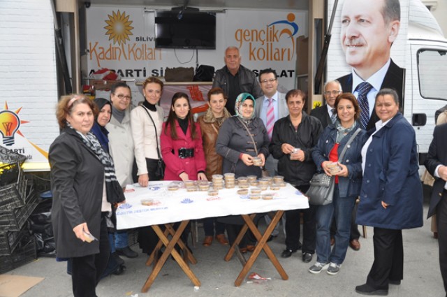 Ak Kadınlardan aşure ikramı