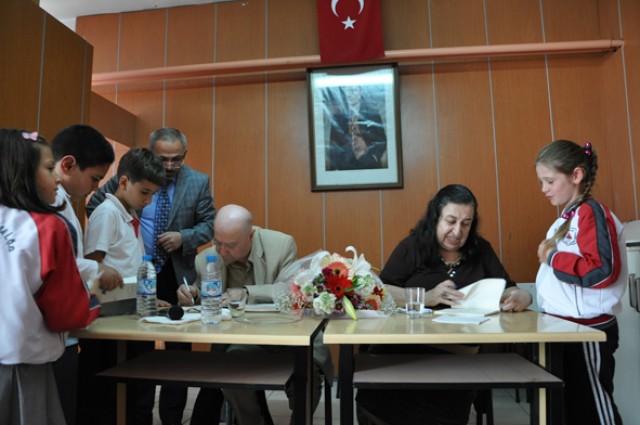 “Yemek yemek gibi iştahla okuyun”