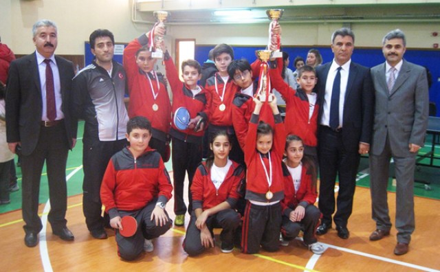Masa Tenisi birincileri kupalarını aldı