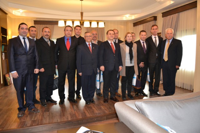Işıklar. Tüm adaylara eşit mesafedeyim