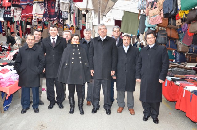 Öpçin, destek için pazarcılara gitti