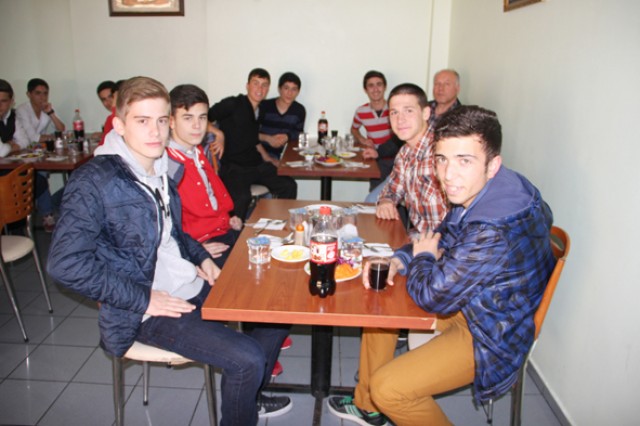 Alibeyli genç şampiyonlara yemek
