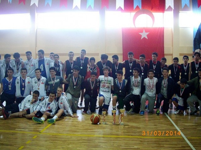 Basketbol birincileri kupalarını aldı