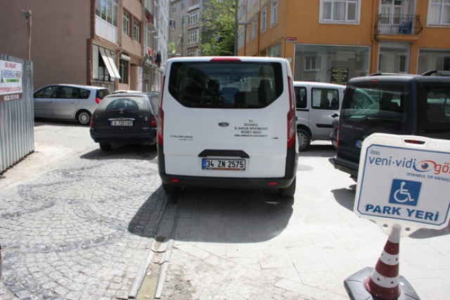 İlçede kaldırım işgalleri can sıkıyor