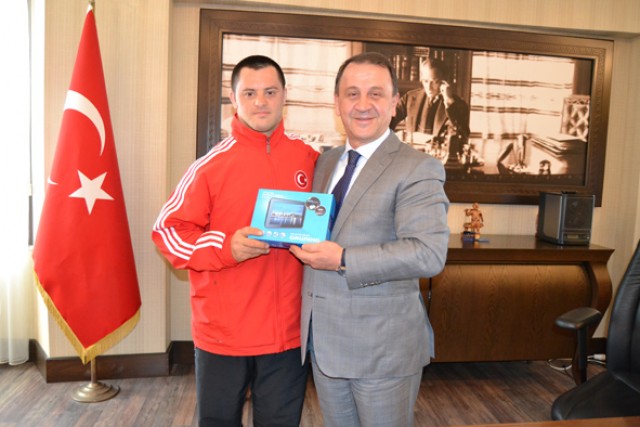 Işıklar, Şampiyonu ödüllendirdi