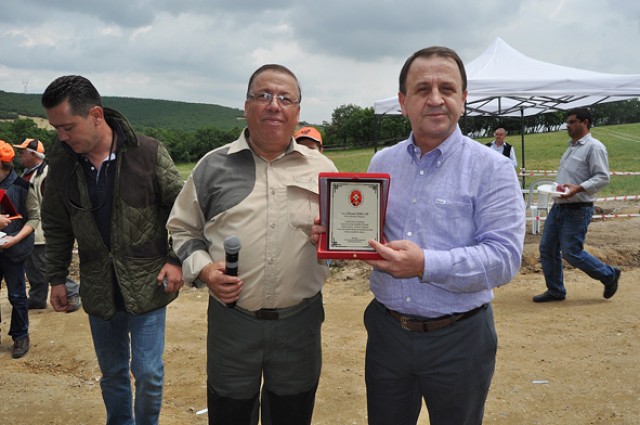 Avcılardan Iışıklar’a teşekkür plaketi