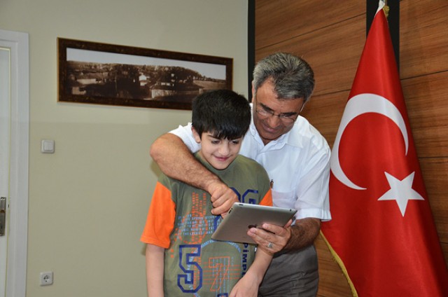 Yusuf’un fotoğraf sergisi hazırlığı