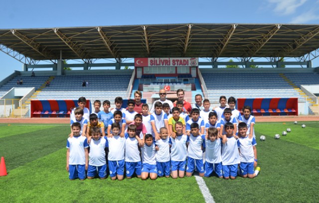ÇOCUKLAR YAZ SPOR OKULUNUN KEYFİNİ ÇIKARTIYOR