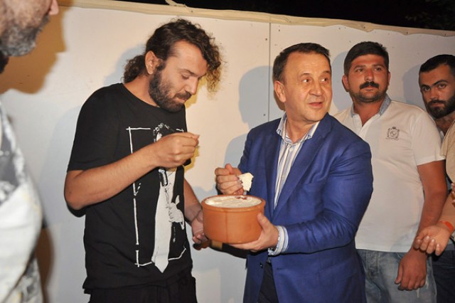 Halil Sezai şarkıları mest etti