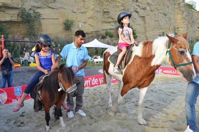Festivale renk kattılar…