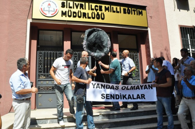 İlçe MEM’e siyah çelenk bırakıldı