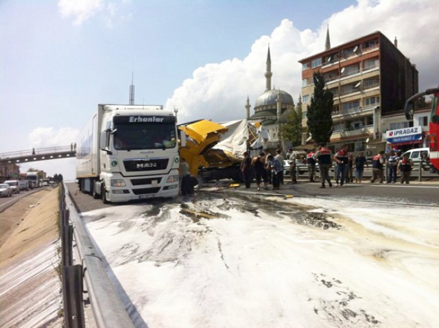 Duran tıra çarptı