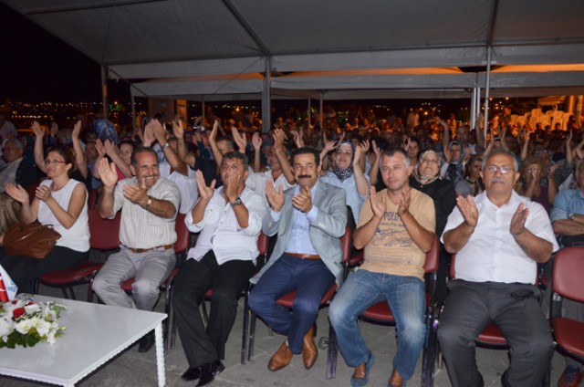 Coşku hız kesmeden sürüyor
