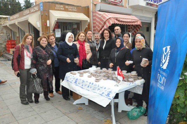 AK Kadınlar Aşure dağıttı