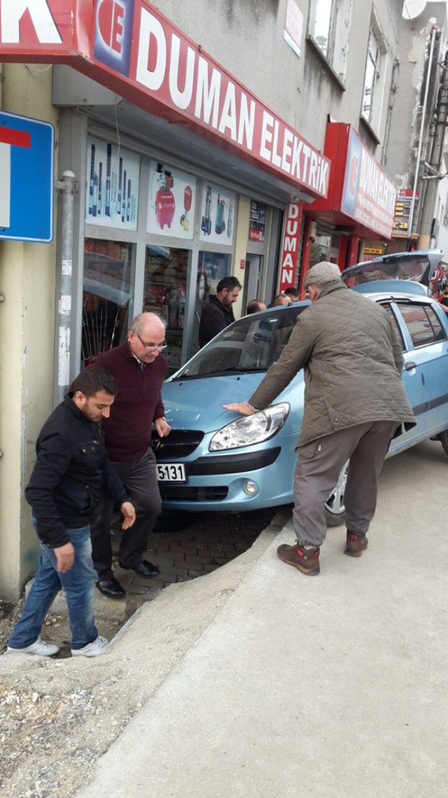 Kontrolsüz araç dükkâna daldı!