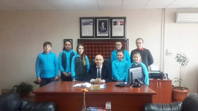 Öğrenciler eserlerini polislere ithaf etti